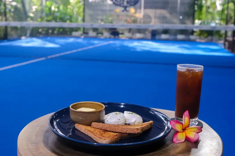 Breakfast plate on court